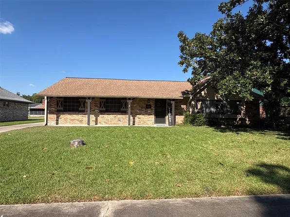 124 Tamarisk Trl, Lake Jackson, TX 77566