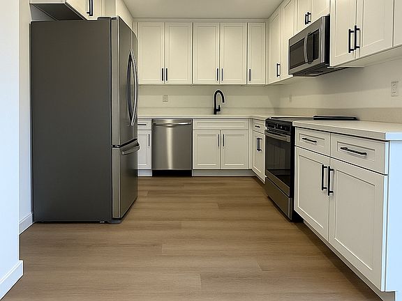 4th image of 5032 Farago Ave