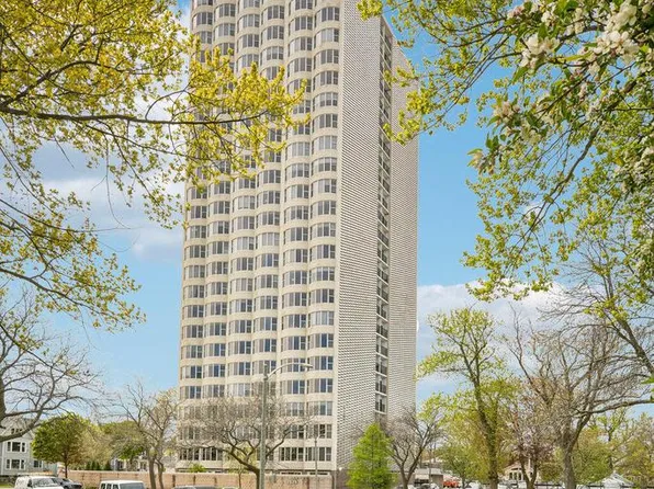 2525 S Shore DRIVE #14B, Milwaukee, WI 53207