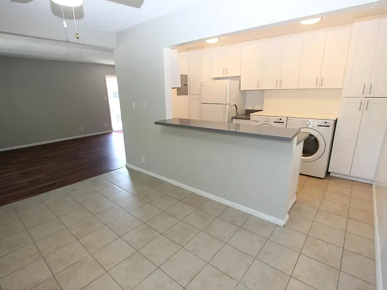 285 E Del Mar Blvd #6 — Photo 2