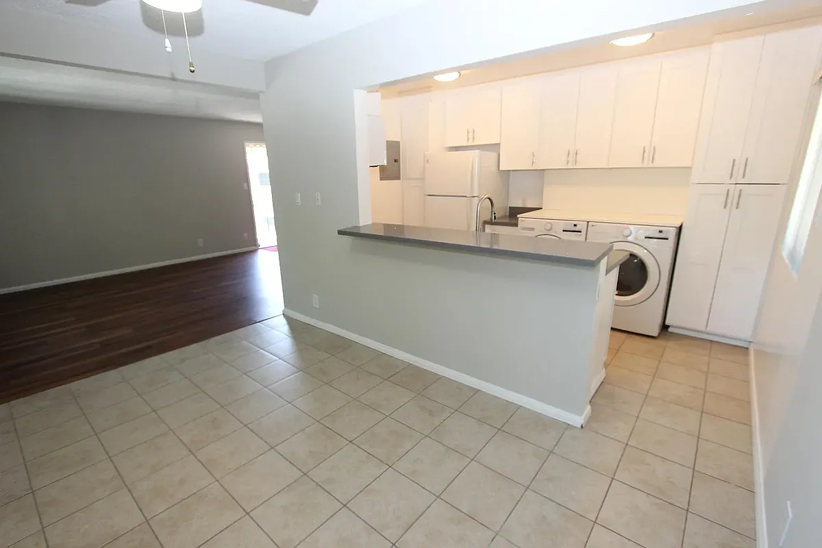 Building Photo - 285 E Del Mar Blvd #6