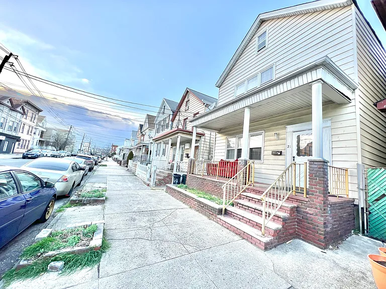 21 W 10th St — Photo 1