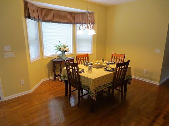 5th image of 104 Lakewood Ct