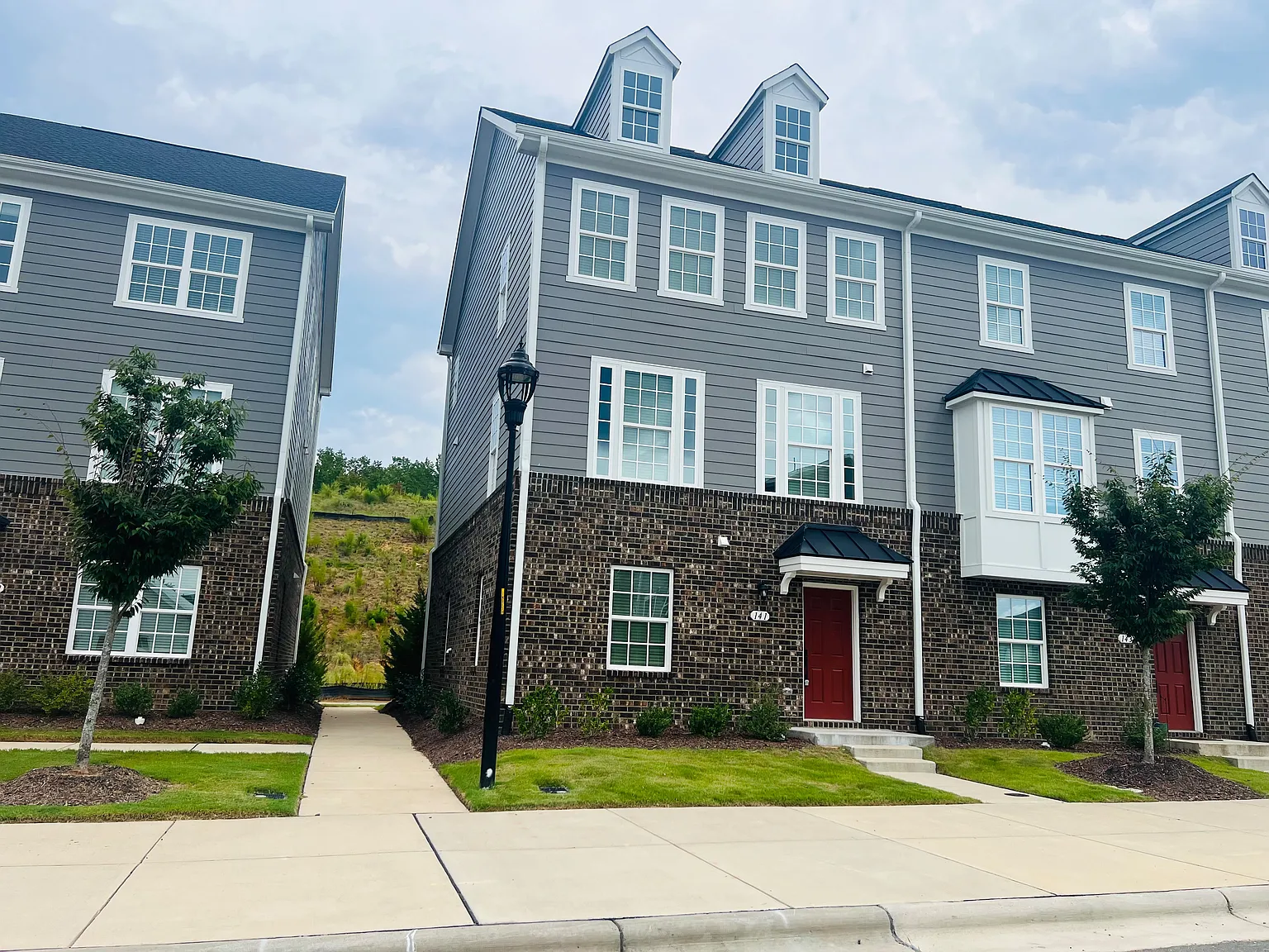 3 bed, 3.5 bath, 1917 sqft, $2,400 — Photo 2