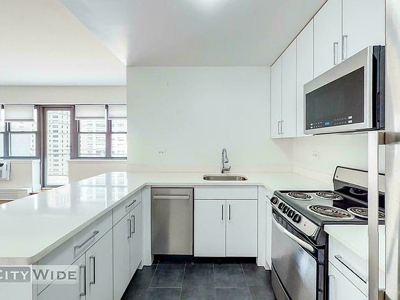 3rd image of 219 E 69th St Penthouse O