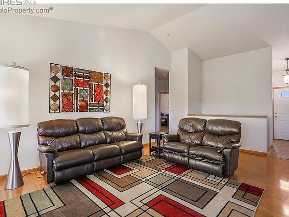 Living room w vaulted ceilings