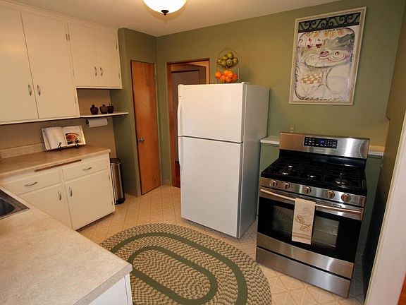 5th image of 835 N Greenfield Ave