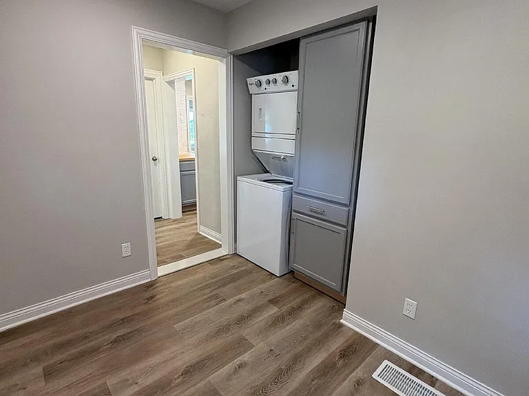 2211 E Walnut St — Photo 4