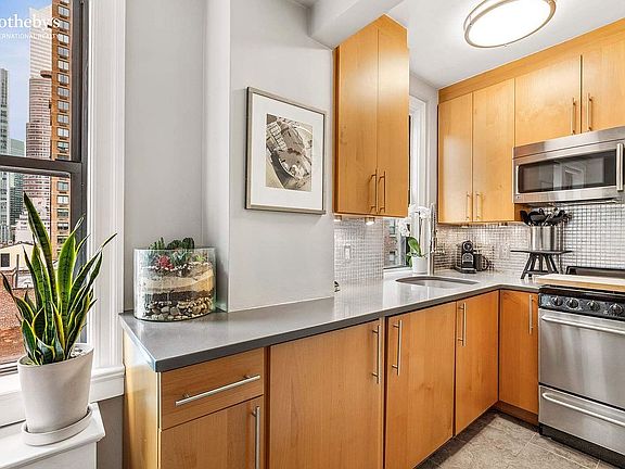3rd image of 333 E 53rd St APT 10C