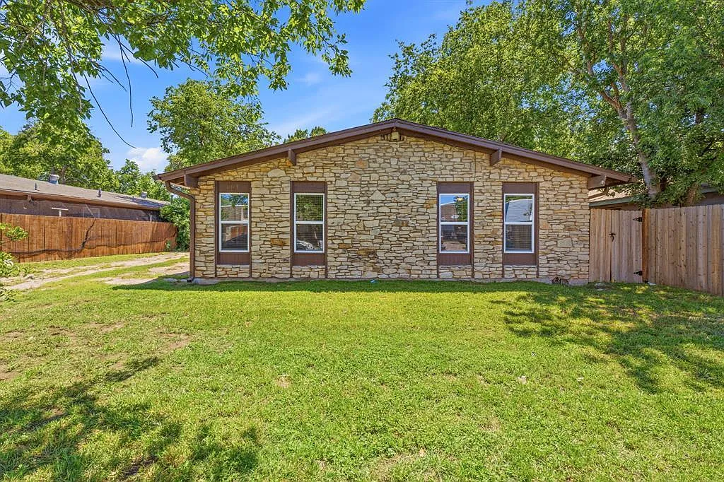 2 bed, 1.0 bath, 900 sqft, $1,250 — Photo 1