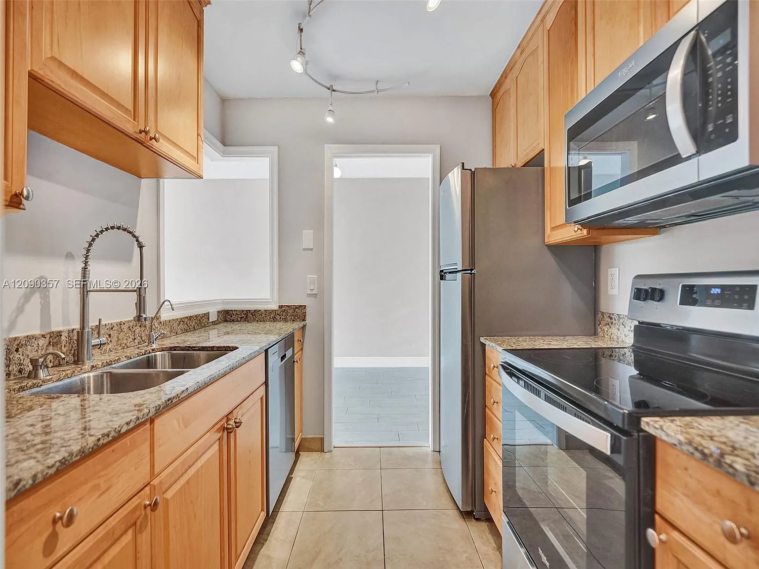 400 N Riverside Dr — Photo 2