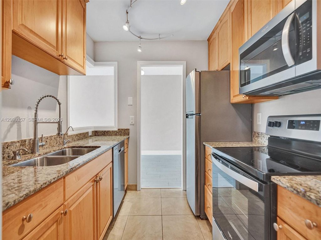 400 N Riverside Dr, photo 2