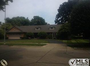 560 Shelden Rd, Grosse Pointe Shores, MI 48236