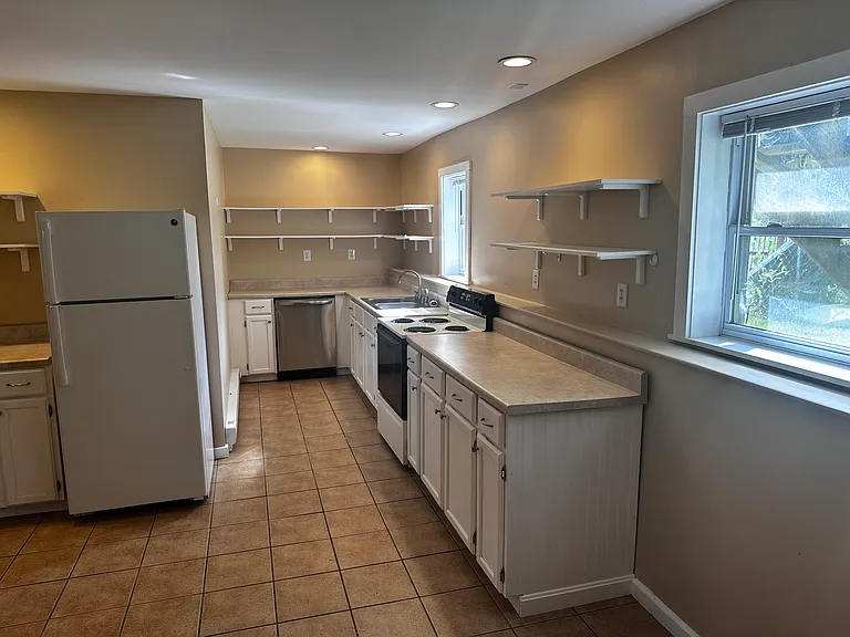 411 Main St #B — Photo 4