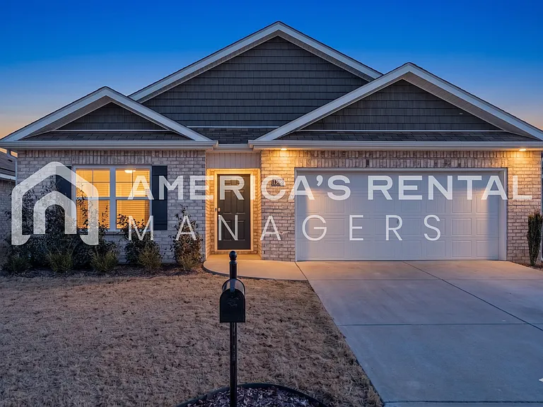 1508 Heritage Cir SE — Photo 2