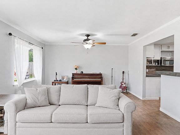 2nd image of 107 Sequoia Dr