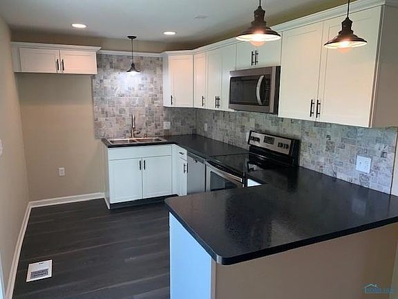 3rd image of 305 Clayton St