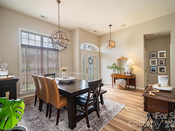 5th image of 136 Cottage Ridge Rd