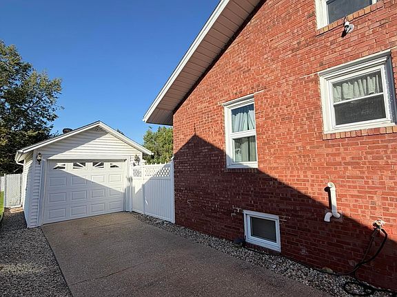 5th image of 557 E 3rd St