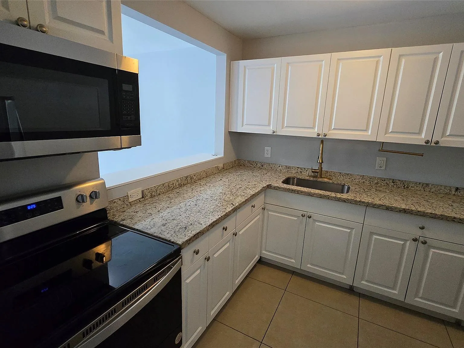 1 bed, 1.5 bath, 740 sqft, $1,590 — Photo 2