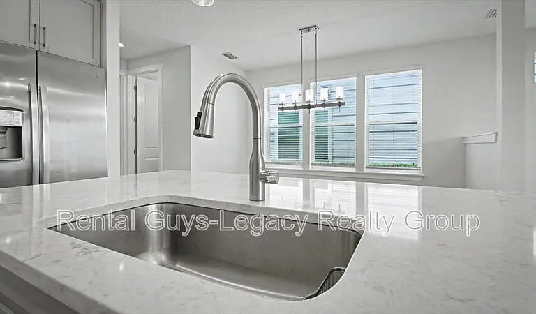 409 Crestview Dr — Photo 10