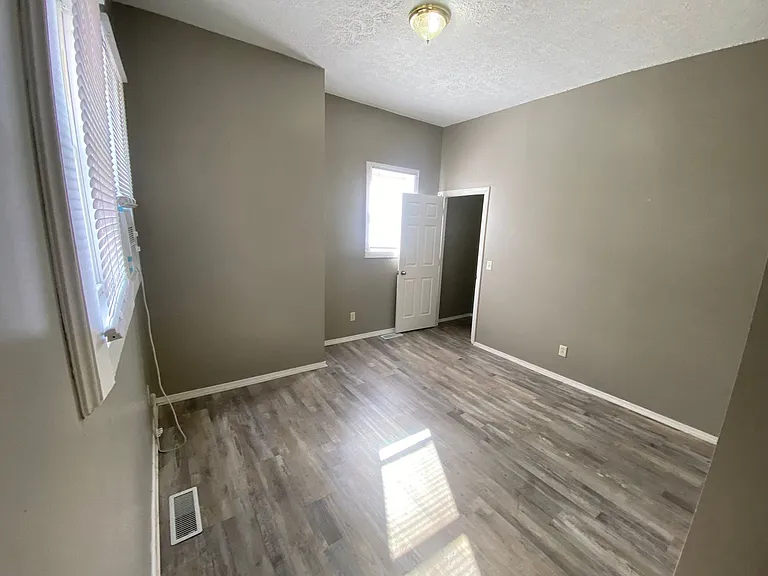 1031 Hartford St — Photo 9