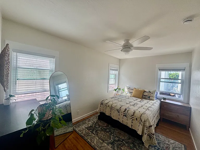 814-816 Niantic Ct — Photo 2