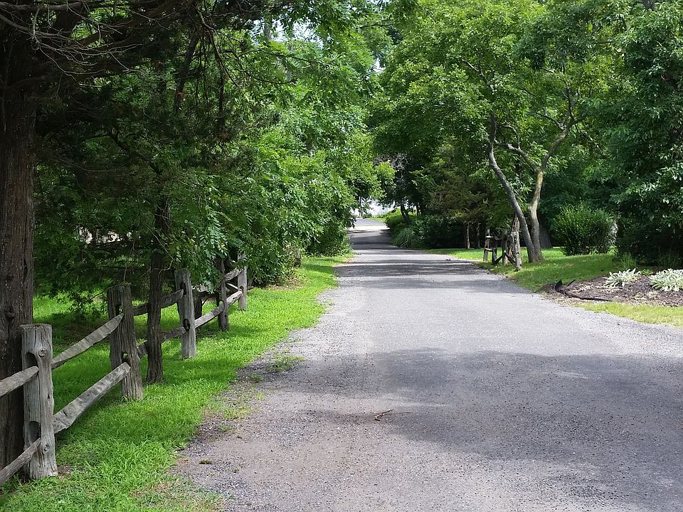 Reinhart Court, private road
