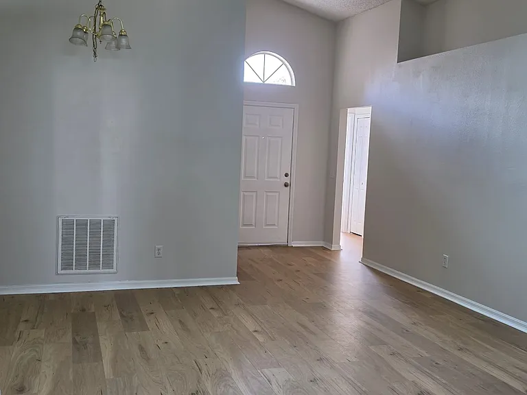 405 Cheshire Way — Photo 2