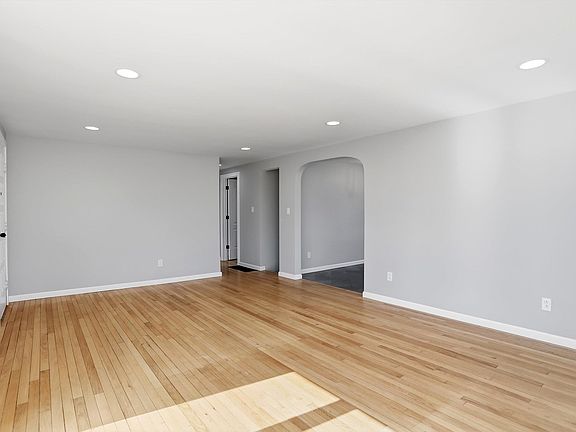 5th image of 542 W Green Rd