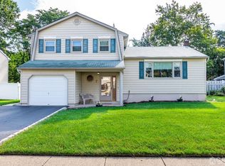 7 Cypress Ct, Edison, NJ 08820