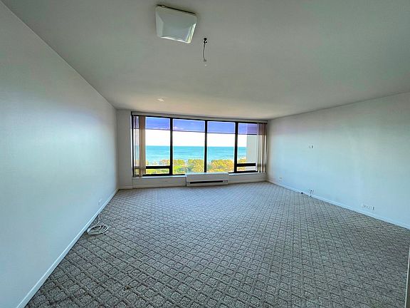 Bright and spacious living room and room for a din