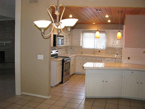 3rd image of 321 W Grand Teton Ct