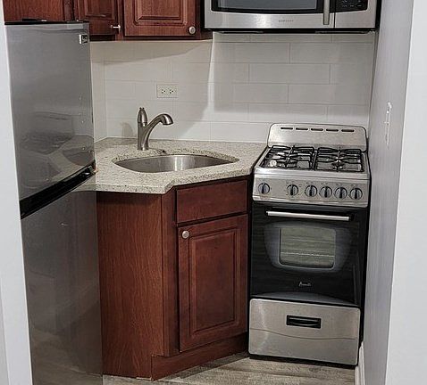 3rd image of 4070G N Kenmore Ave #208
