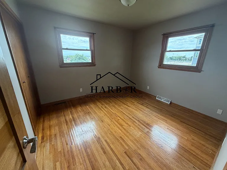 504 16th St NE — Photo 5