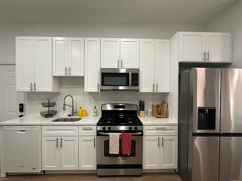 Fully equipped kitchen with new appliances such as LG refrigerator with filter water and ice maker