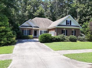 61 Pleasants Ln, Kilmarnock, VA 22482