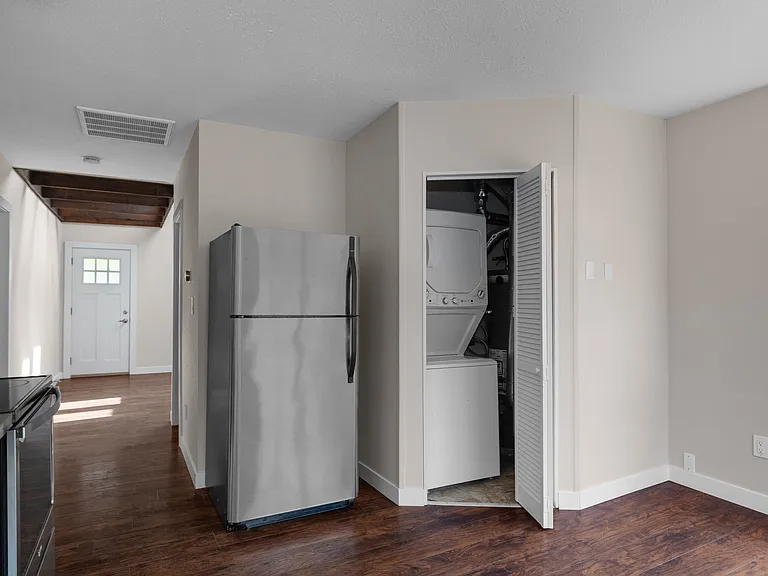 1027 Marion St NE — Photo 10