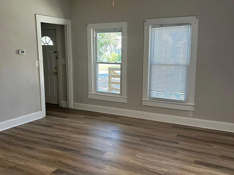 240 E New Hampshire Ave — Photo 6