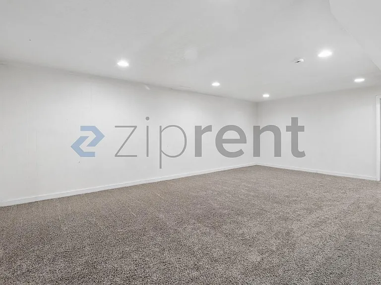 633 E Stuart St — Photo 17