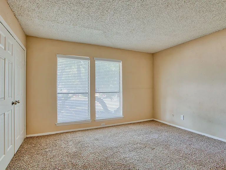 Highlands Creek Apartments — Photo 24