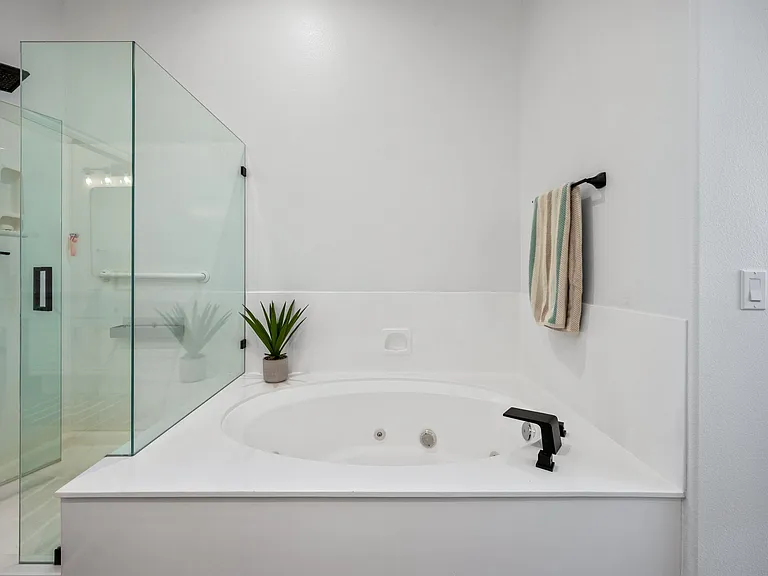 143 E Kavenish Dr — Photo 29