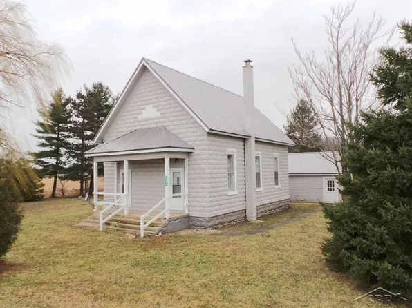 6004 Peet Rd, Chesaning, MI 48616