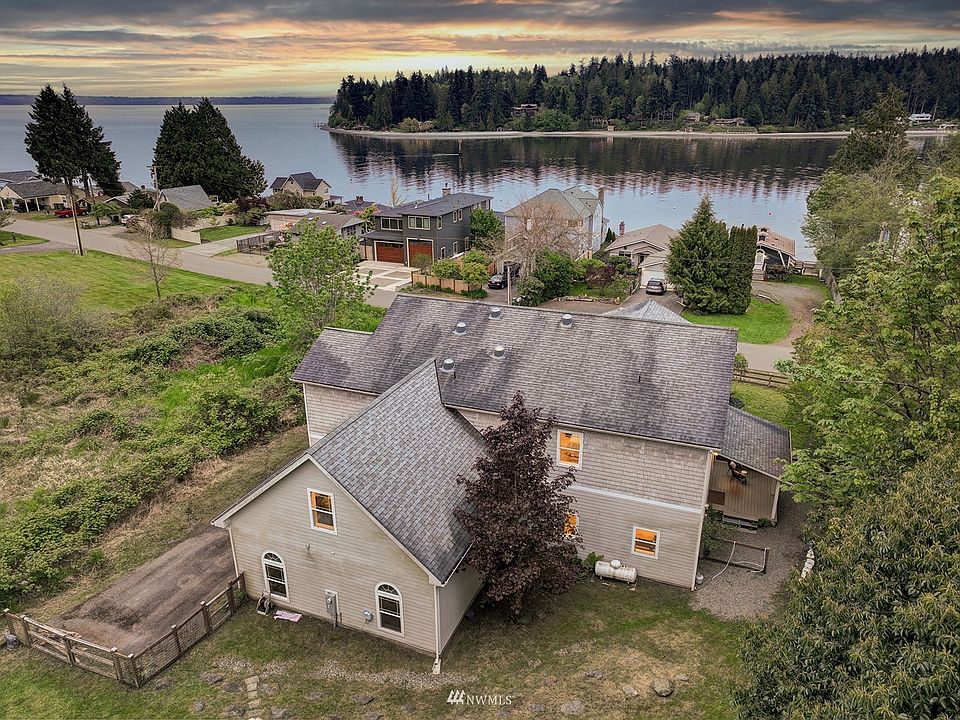 The stunning home (and attached 2 car garage) is located right across the street from the water, and just a few steps away from the community beach park.
