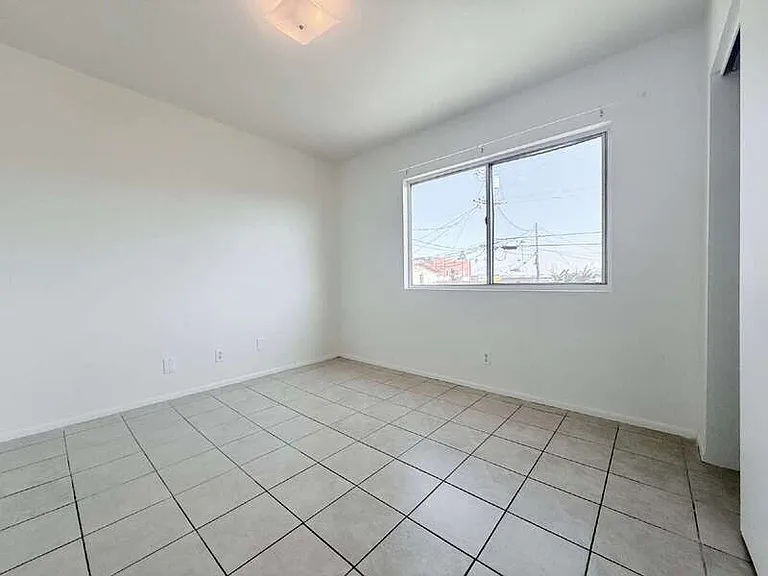 943 W 68th St #4 — Photo 23