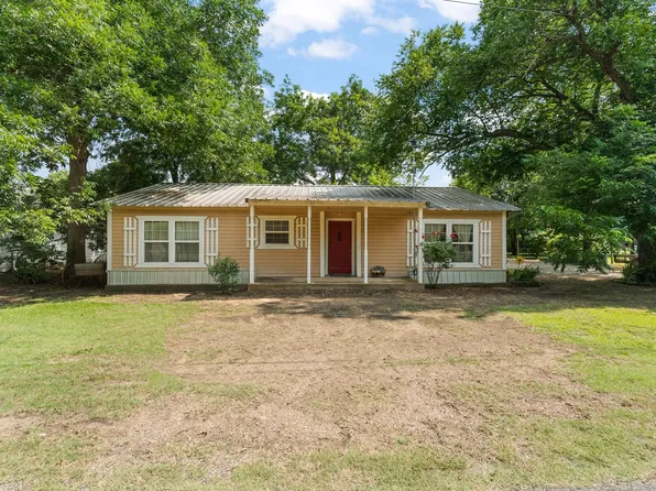 402 College St, Grandview, TX 76050