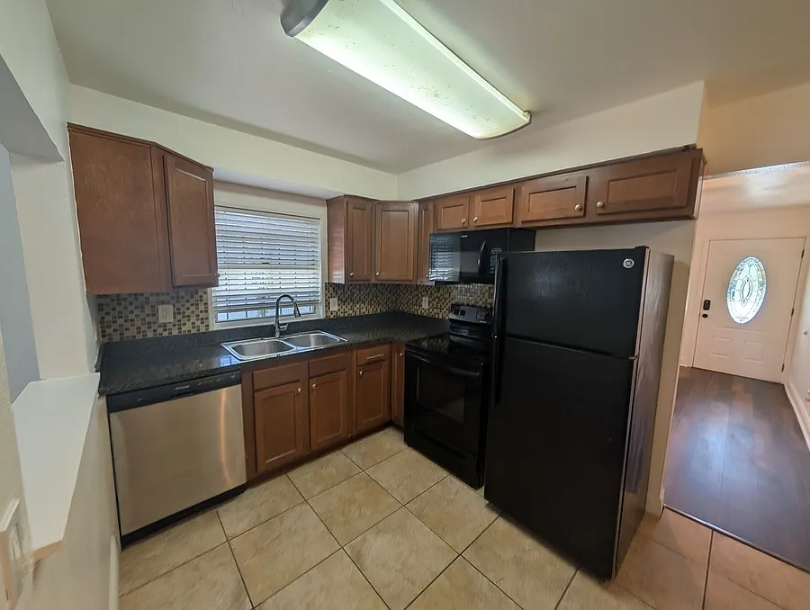 Charming Home in Prime Westshore / Midtown Location! — Photo 4