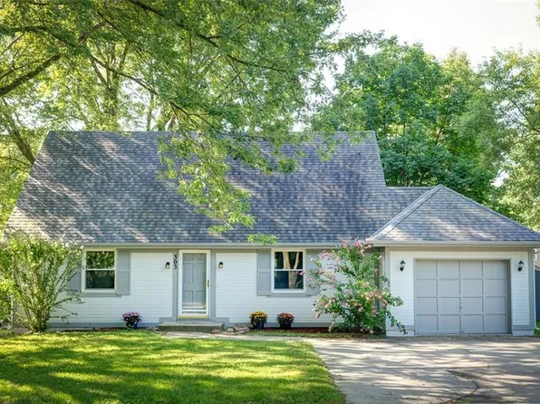 303 E 11th St, Kearney, MO 64060