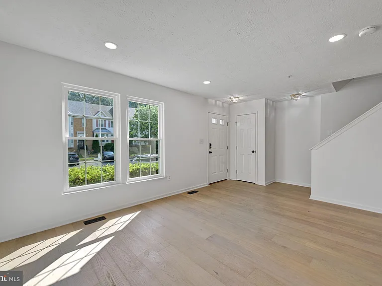 7836 Foxfarm Ln — Photo 6