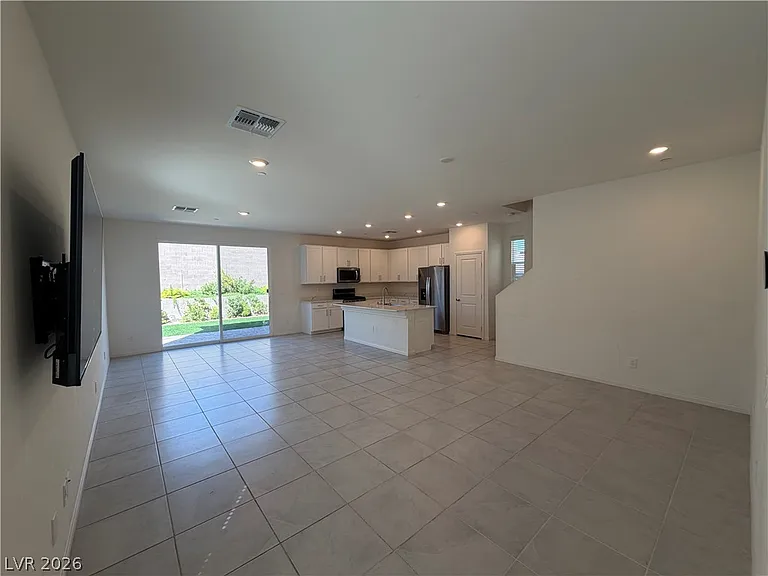 2562 Ofanto St — Photo 2